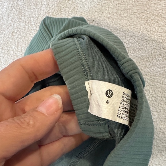 Final price - Lululemon- Green Ribbed Crop Top size 4 - Picture 2 of 7
